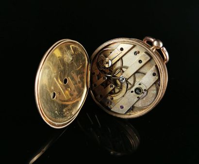 null Yellow gold gousset watch with chased decoration and plant guilloché. 
Gilded...