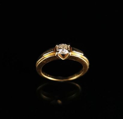 null Yellow and white gold ring set with a brilliant-cut diamond weighing approx....