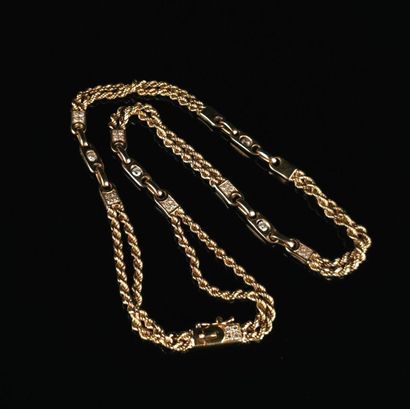 null Beautiful yellow gold necklace with interlaced chain links alternating with...