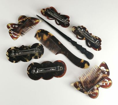 null CHINA.
Meeting of hair jewelry and combs in silver, tortoiseshell and leather.
Gross...