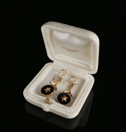 null Pair of gold earrings adorned with a black glass plate, decorated with an applied...