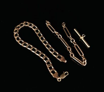 null Two gold bracelets and a watch chain.
L_20 cm, for the larger one.
30 grams,...