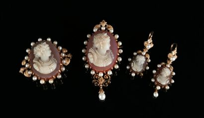 null Part of a rose gold set with scrolls and leaves decorated with a cameo on agate...