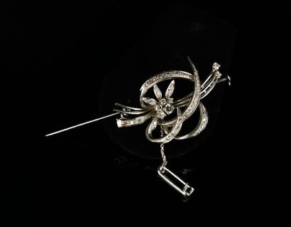 null White gold and platinum flower brooch set with brilliant-cut diamonds.
L_4.5...