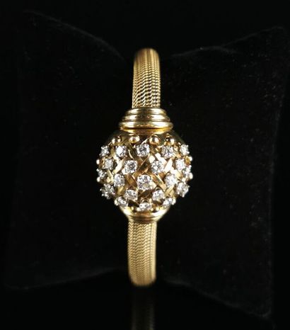 null Yellow gold and diamond-paved secret watch.
Tubogas link bracelet.
Safety lug.
Dial...