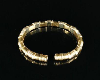null Yellow gold bracelet with gadroons alternating with rows of diamonds.
D_6.3...