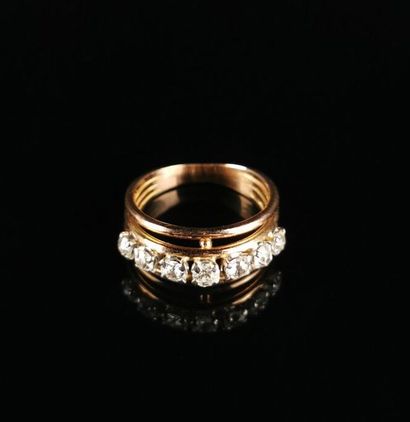 null Pink gold ring with four bezels set with seven round old-cut diamonds in platinum...