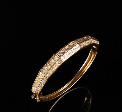 null Rigid yellow gold bracelet with cut edges adorned with pavé-cut diamonds.
The...