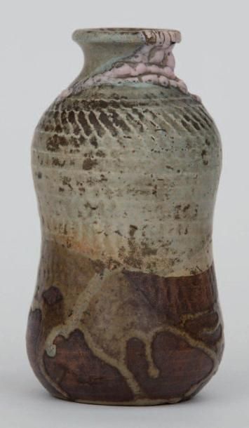JEAN CARRIÈS (1855-1894) Vase bilobé en grès à décor guilloché et col évasé, coulure...