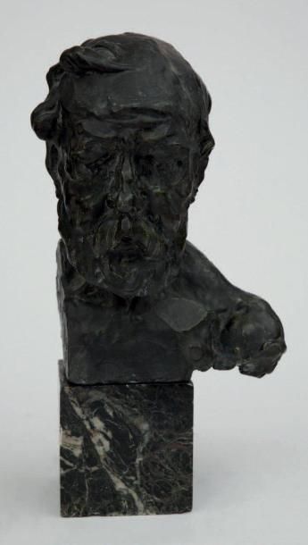 Alfredo PINA (1883-1966) Buste de Victor Hugo Bronze, sur base en marbre noir veiné...