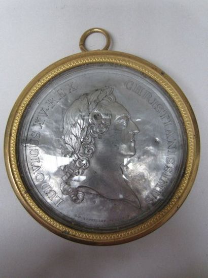 null Médaillon formé d'une fine plaque d'étain repoussé figurant Louis XV, d'après...