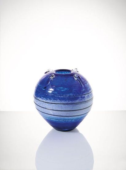 NOVARO Jean-Claude (1943 - 2014) Vase boule en verre soufflé irisé bleu et blanc...