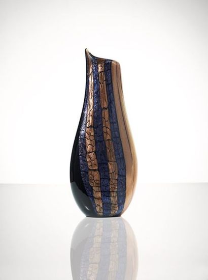 FERRO Vittorio (né en 1932 Venise) Beau vase en verre soufflé en forme de goutte,...