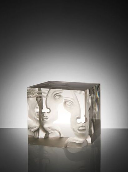 CHABRIER Gilles (né en 1959) «Liaisons» Sculpture en taille direct sur verre optique...