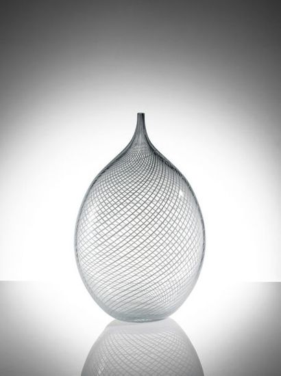 DONA Alberto (né en 1944, Venise) Vase en verre soufflé Décor «lattimo» en spirale...