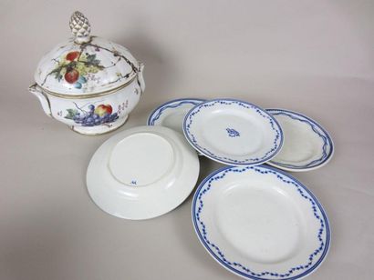 null Suite de cinq assiettes en porcelaine tendre de Tournai et Arras, 18ème siècle....