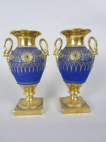 null Paire de vases en porcelaine de Paris à décor à fond bleu et or d'arcatures...
