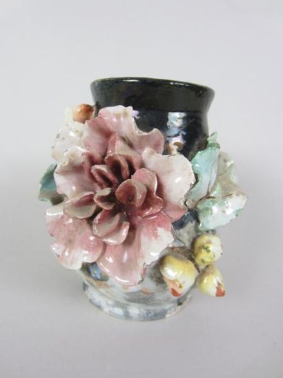null Vase en céramique impressionniste à décor de fleurs en relief. Gien ou Montigny-sur-Loing....