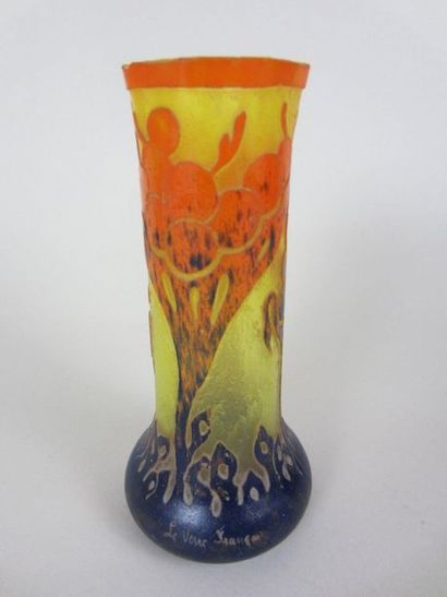 LE VERRE FRANÇAIS Vase en verre multicouches dégagé à l'acide à décor floral. H_15,5...