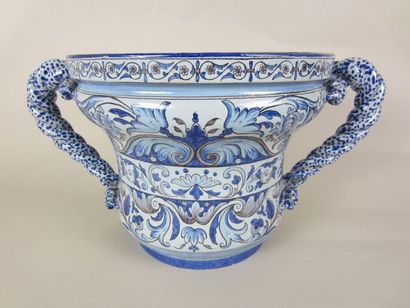 NEVERS, Antoine Montagnon Cache-pot à deux anses torsadées à décor en camaïeu bleu...