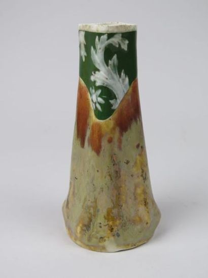 PARTHENAY. Edouard Knoepflin Vase à quatre faces présentant un décor en pâte sur...