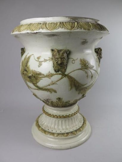 PARTHENAY, Henri Amirault Large vasque en faience blanche à décor or de têtes de...