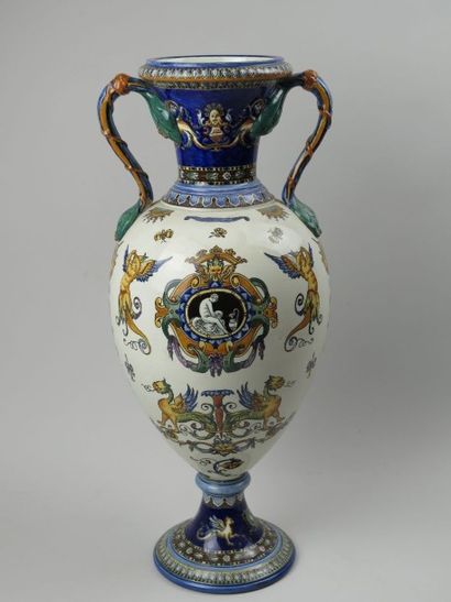 GIEN Important vase en faience à décor Renaissance sur fond blanc, les anses simulant...