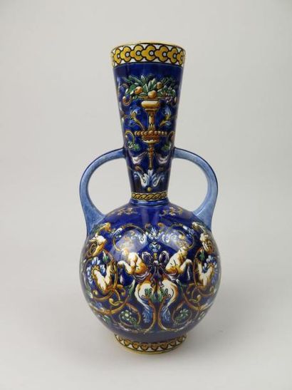 GIEN Vase à anses en faience à décor Renaissance sur fond bleu. H_26,5 cm