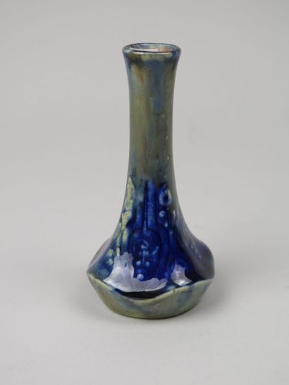 PARTHENAY. Edouard Knoepflin Précieux petit vase Art Nouveau à décor en bleu de palmes...