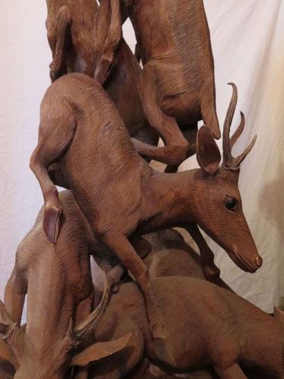null Important groupe en bois sculpté figurant des chevreuils entrelacés Travail...