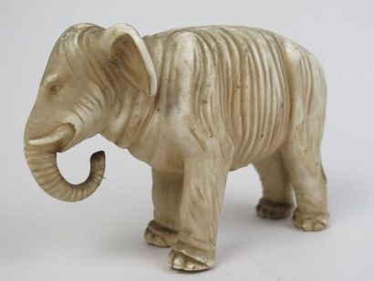 RW. RUDOLSTADT Elephant en porcelaine, marqué L_ 15 cm