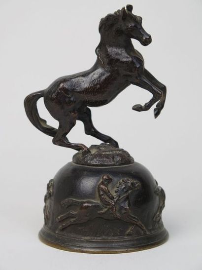 FRATIN Christophe (1801-1864) Cloche en bronze figurant des jockeys, la prise formée...