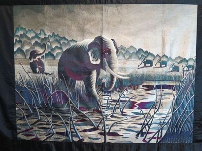 null Importante tapisserie en soie figurant des éléphants d'Asie pataugeant au milieu...