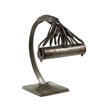 Travail des années 1915-1925 
Lampe de bureau naturaliste en fer forgé, le bras formé...