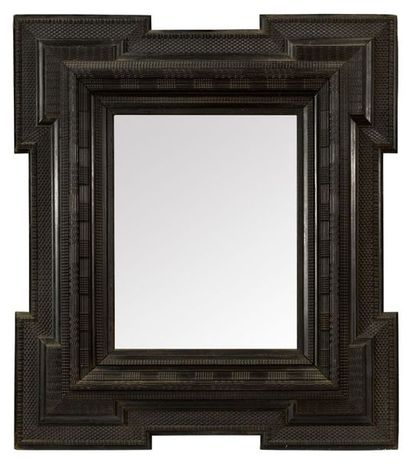 Grand miroir, le cadre en bois noirci de...