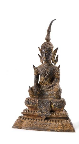 THAILANDE, Ratanakosin - Fin XIXème siècle 
Bouddha en bronze laqué doré assis en...