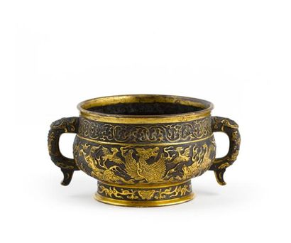 CHINE - XVIIème siècle 
Brûle-parfum de forme «gui» en bronze à patine brune et partiellement...