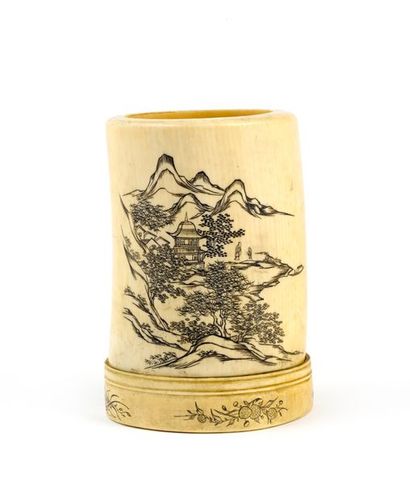 CHINE - XIXème siècle 
Pot à pinceaux en ivoire gravé d'un paysage de pavillon dans...
