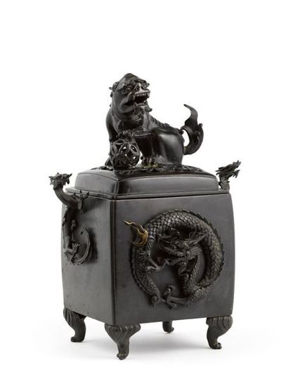 JAPON - XIXème siècle 
Brûle parfum quadripode en bronze, les faces ornées de dragons...