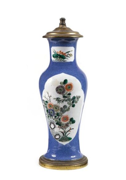 CHINE - XIXème siècle 
Vase balustre en porcelaine à décor de médaillons fleuris...