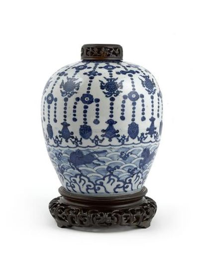 CHINE - EPOQUE WANLI (1573 - 1620) 
Pot en porcelaine décorée en bleu sous couverte...