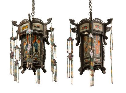 CHINE, Canton - XIXème siècle 
Paire de lanternes, en bois et peinture fixée sous...