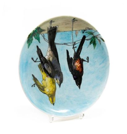 Théodore DECK Trophée de chasse
Plat circulaire sur talon à décor sur fond bleu d'oiseaux...