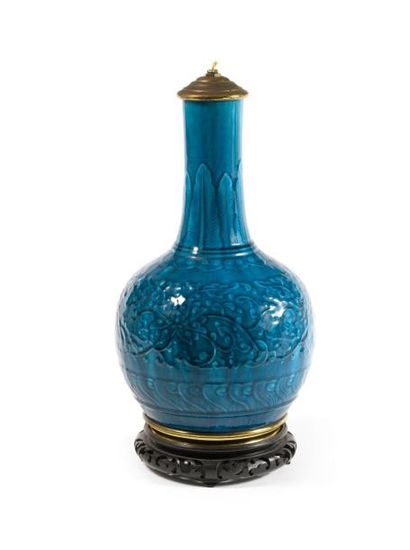 Théodore DECK Lampe en céramique émaillée bleu dans le goût de la Chine
Signée du...