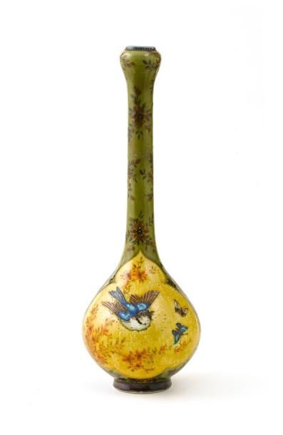 Théodore DECK Vase à haut col à décor sur fond jaune d'un oiseau poursuivant des...