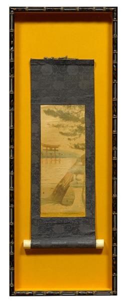 JAPON - XX e siècle Trois photos colorisées montées en kakemono dont deux encadrées...