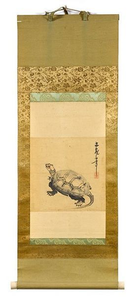 JAPON - XIXE SIÈCLE Encre sur soie, tortue posée.
Montée en rouleau.
H_46 cm L_25...