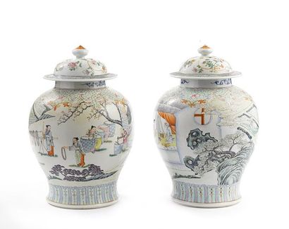 CHINE - Début du XXe siècle Paire de pots couverts en porcelaine polychrome à décor...