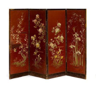 JAPON, vers 1900 Paravent formé de quatre panneaux tendus de soie rouge à décor d'oiseaux...