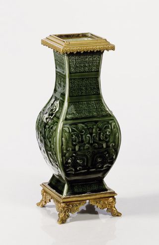 Théodore DECK (1823 - 1891) Vase en faïence émaillée vert dans le goût chinois
Monture...